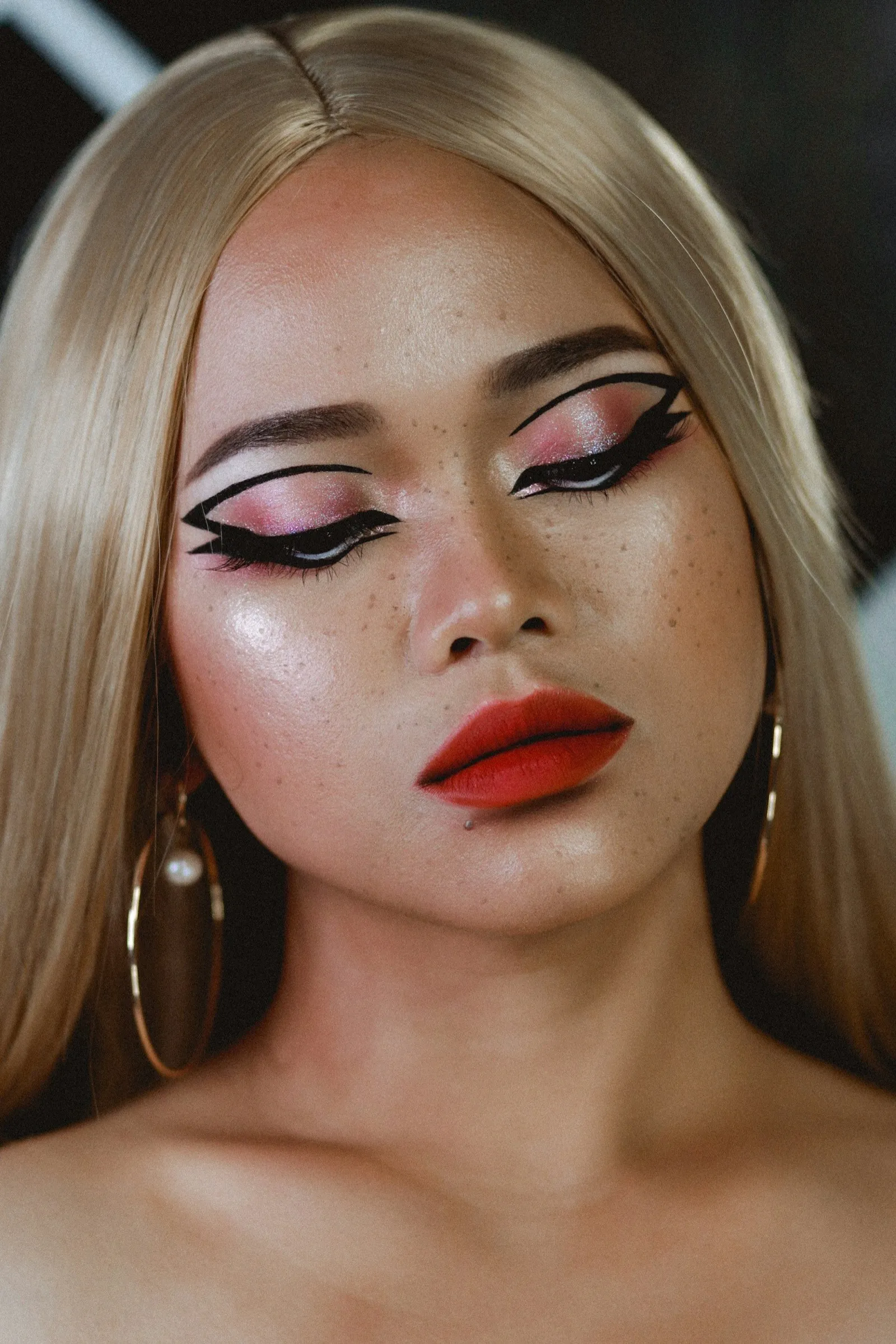 Graphic eyeliner